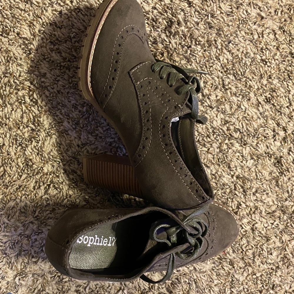 Brand new women’s heeled shoes